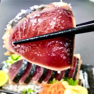 わら焼き鰹の塩たたき　かつお 鰹 カツオ たたき おつまみ おかず 塩 ヘルシー ダイエット 冷凍食品 手軽 簡単 藁焼 ミネラル お取り寄せ ギフト 国産